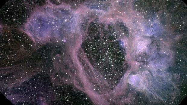 Burbuja inmensa en la Nube de Magallanes, una galaxia satélite de la Vía Láctea que se formó por la muerte explosiva de grupos de estrellas masivas. Los rayos cósmicos que llegan a la Tierra se crean y son acelerados por explosiones similares