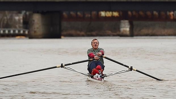 Tiene 71 años y cruza diariamente un río en canoa para ir a la biblioteca