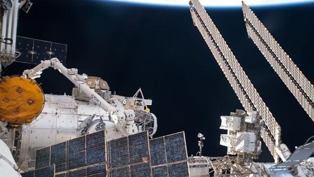 El módulo, sin expandir, colocado en el exterior de la ISS