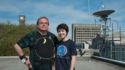 La estudiante Michelle Kunimoto junto a Jaymie Matthews, su profesor de Astronomía