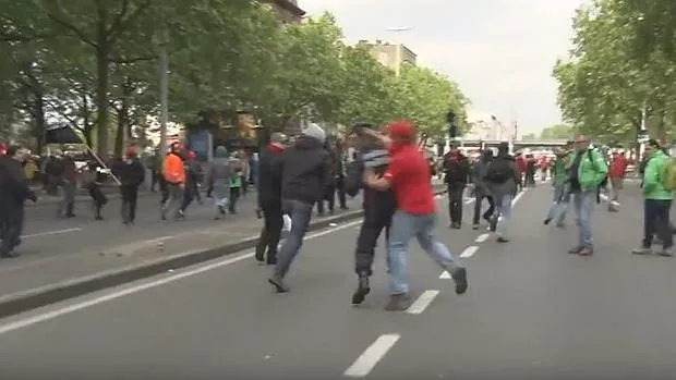 Brutal agresión a un policía durante una manifestación en Bruselas