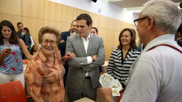 Rivera habla con una señora durante su visita al Casal de Gent Gran Can Saladrigas en Barcelona