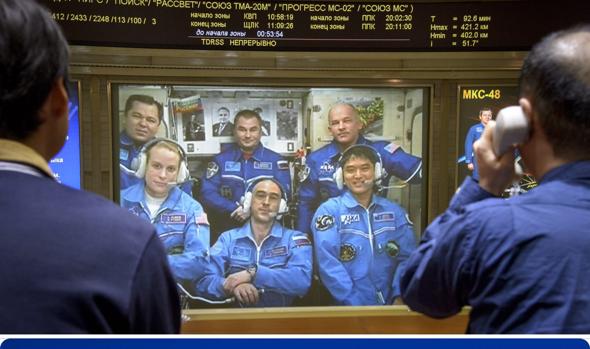 La misión tripulada de la nave rusa Soyuz se felicita por la llegada del módulo tripulado