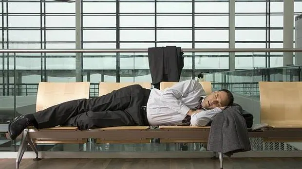 Un hombre duerme en un aeropuerto