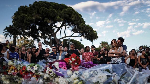 Flores en recuerdo de las víctimas de Niza