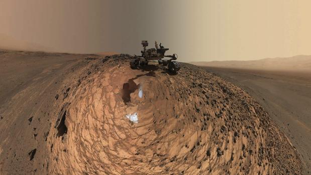 Fotografía cedida por la NASA hoy, jueves 20 de agosto de 2015, que muestra una autorretrato del vehículo explorador de la NASA en Marte Curiosity sobre una roca 'Buckskin' en el área de 'Marias Pass' en la parte baja de Mount Sharp en Marte