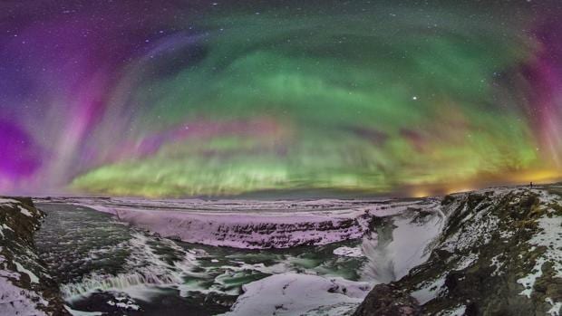 Explosión de auroras observada desde el sur de Islandia (Cataratas de Gulfoss) a mediados de marzo del año 2015