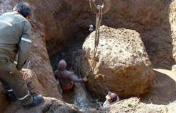 El agua en el pozo donde se encontraba la roca complicó los trabajos