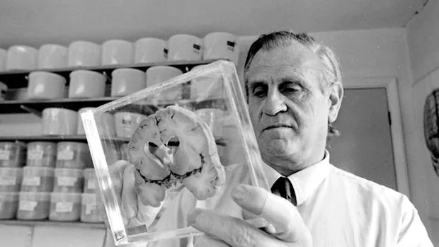 El profesor J. A. N. Corsellis, el inaugurador de la colección que recogió cerebros desde los años 50