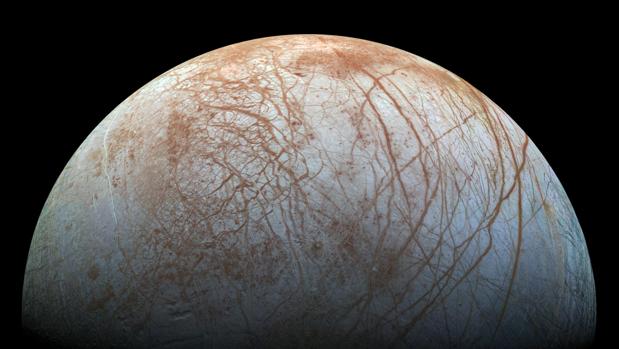Europa, la luna de Júpiter, es similar en tamaño a la Luna. Parece ser que, bajo una gruesa corteza de hielo, hay un océano de agua salada