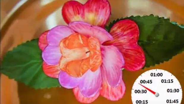 Los investigadores idearon una flor artificial con pétalos que se abren poco a poco sin ningún estímulo externo