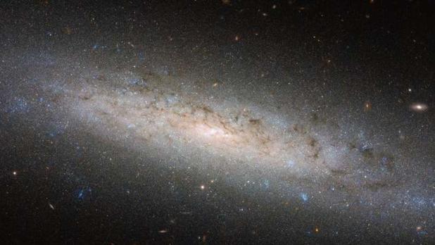 El Hubble capta el inmenso lado oscuro de una galaxia