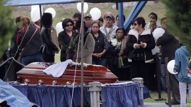 Momento del entierro del sacerdote Alejo Naborí en la ciudad mexicana de Puebla