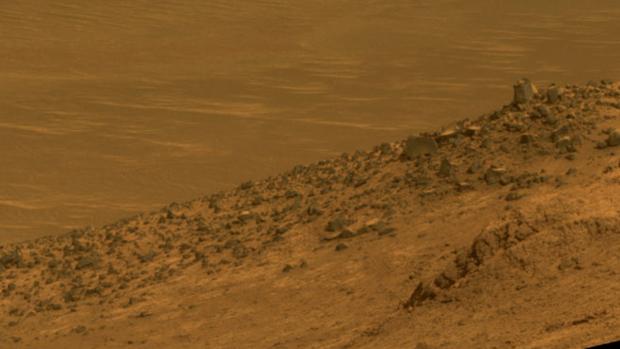 Esta escena del rover Opportunity de la NASA muestra el lindero Wharton, que forma parte de la pared sur del Valle Maratón en el borde del cráter Endeavour