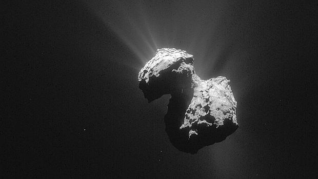 El cometa 67P/Churyumov-Gerasimenko, en una imagen tomada el 7 de julio de 2015 por la sonda Rosetta desde una distancia de 154 kilómetros