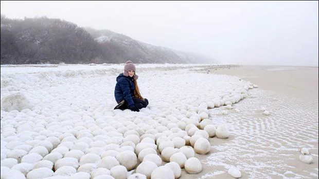 Fotografia tomada en una playa de Siberia, sobre las bolas de hielo