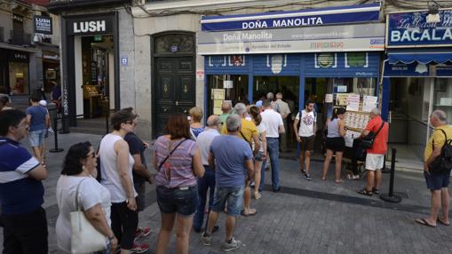 En agosto ya había colas en Doña Manolita, sin embargo, comprar ahí no aumenta las probabilidades de que un billete sea premiado