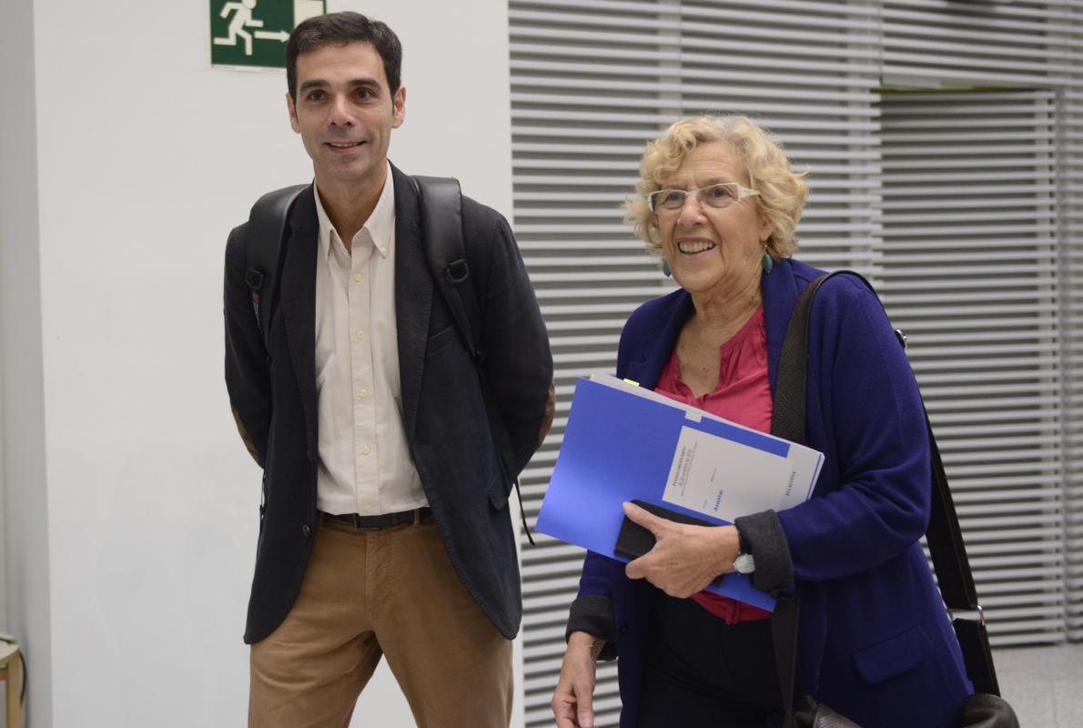 Las concejales Marta Higueras y Rita Maestre, este miércoles, a la entrada del hospital de La Princesa