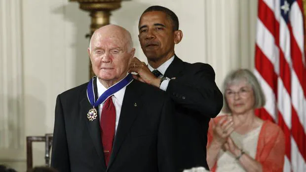 Obama impone la Medalla de la Libertad en 2012 a John Glenn, fallecido el pasado miércoles a los 95 años de edad