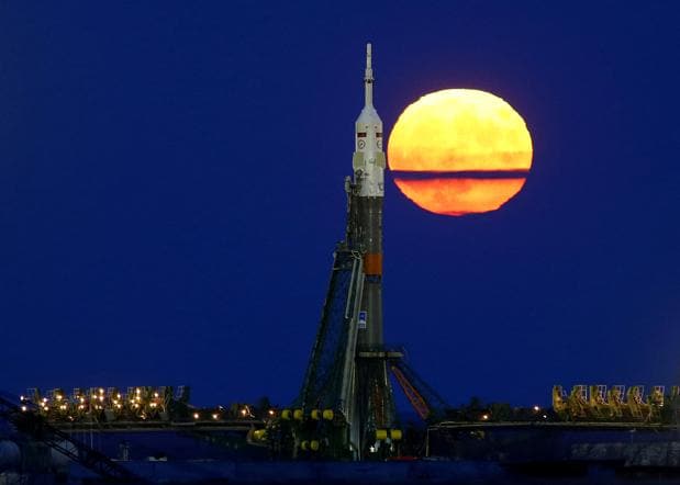 La Luna brilla después de un cohete Soyuz con destino a la Estación Espacial Internacional (ISS), en el cosmódromo de Baikonur (Kazajistán), el 14 de noviembre de 2016