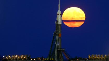 La Luna brilla después de un cohete Soyuz con destino a la Estación Espacial Internacional (ISS), en el cosmódromo de Baikonur (Kazajistán), el 14 de noviembre de 2016