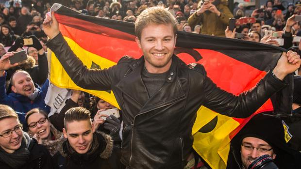 Rosberg celebra su triunfo tras regresar a Alemania