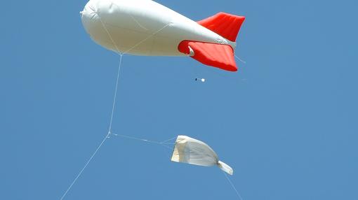 Un globo lleno de helio sostiene una red para capturar y contar insectos