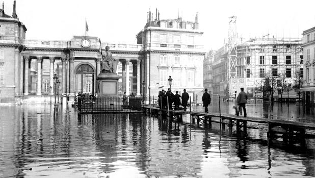  París. Enero de 1910. Pasarela instalada para facilitar el acceso al «Palais Bourbon» por el patio de la calle de Borgoña debido a la crecida del Sena