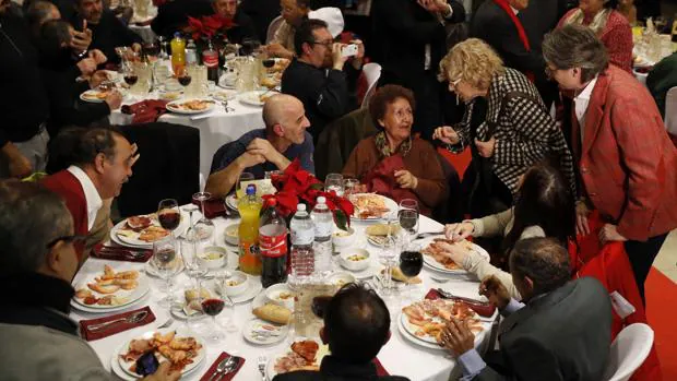 Carmena y la vicealcaldesa Marta Higueras felicitan la Navidad a las casi 200 personas sin hogar que acuden a la cena de Nochebuena organizada por Mensajeros de la Paz, hoy en un edificio municipal de Madrid.