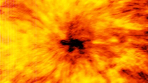 Esta imagen de ALMA de una enorme mancha solar fue tomada en una longitud de onda de 1,25 milímetros.