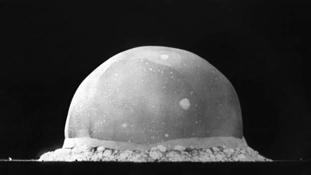 Detonación de Trinity. La imagen se tomó 0,016 segundos después de la explosión, y muestra una esfera de fuego de unos 200 metros de altura