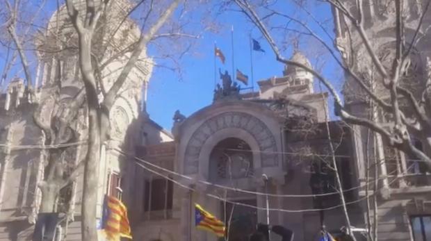 Pitada a la bandera española que ondea en la sede del TSJC