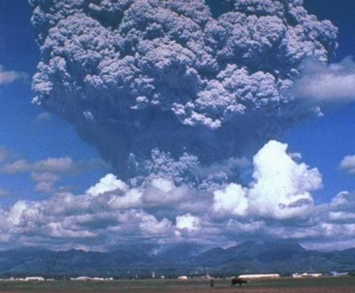 Erupción del volcán Pinatubo, en 1991. Enfrió el clima global en medio grado centígrado