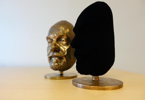 El busto de la derecha fue rociado con «Vantablack»