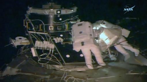 Peggy Whitson, a la izquierda, junto al comandante Shane Kimbrough, en el exterior de la estación espacial internacional, este jueves