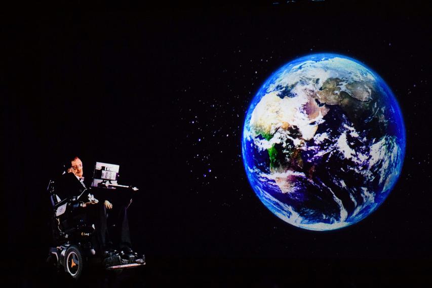 Stephen Hawking, dirigiéndose a la audiencia a través de un holograma