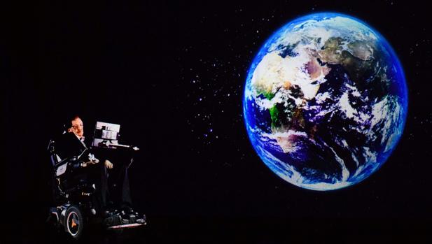 Stephen Hawking, dirigiéndose a la audiencia a través de un holograma