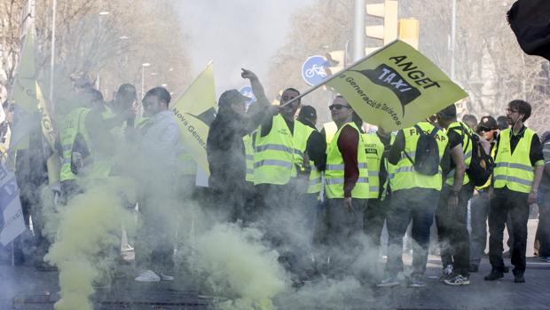 La huelga de taxistas de Barcelona tiene seguimiento mayoritario y vacía las paradas