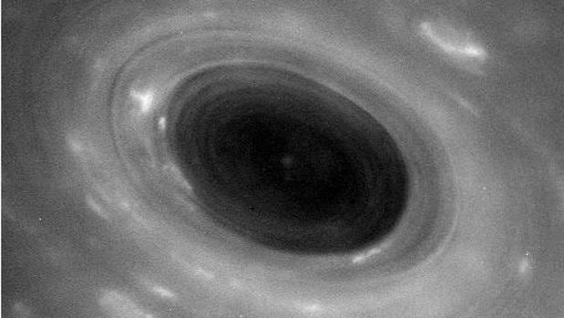 Esta imagen no procesada, enviada por la sonda Cassini, muestra las características de la atmósfera de Saturno desde más cerca que nunca