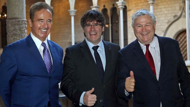 El presidente catalán, Carles Puigdemont (c), con los congresistas estadounidenses Dana Rohrabacher (d) y Brian Higgins (i)