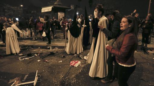 Vídeos: avalanchas y momentos de pánico en la Madrugá de Sevilla