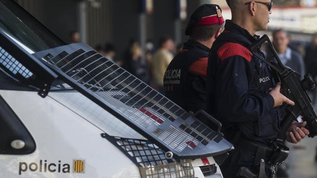 Unos adolescentes prenden fuego a un chico de 17 años en Torredembarra