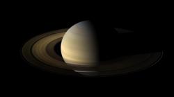 Saturno durante su equinoccio de 2009. Se aprecian los hemisferios norte y sur igualmente iluminados por el Sol, con la mitad del polo norte en la sombra