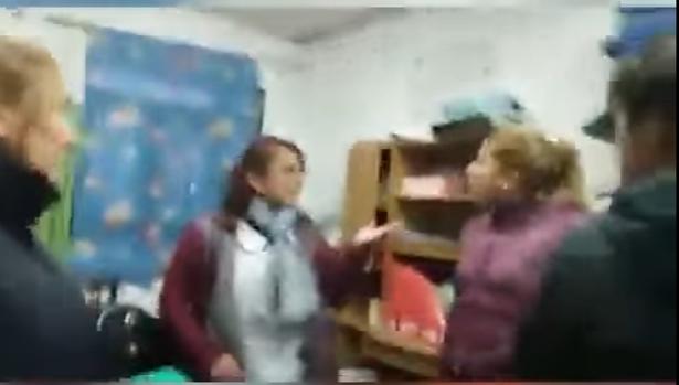 Una madre golpea a una profesora en Argentina por recriminarle que llegara tarde a recoger a su hijo