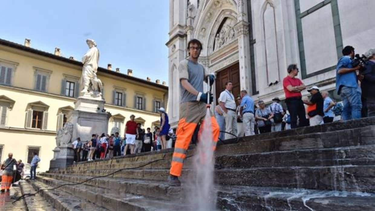 Un operario municipal limpia la escalinata de la basílica de Santa Croce en Florencia