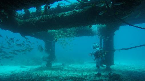 Un miembro de la NEEMO 21 en las cercanías de la base