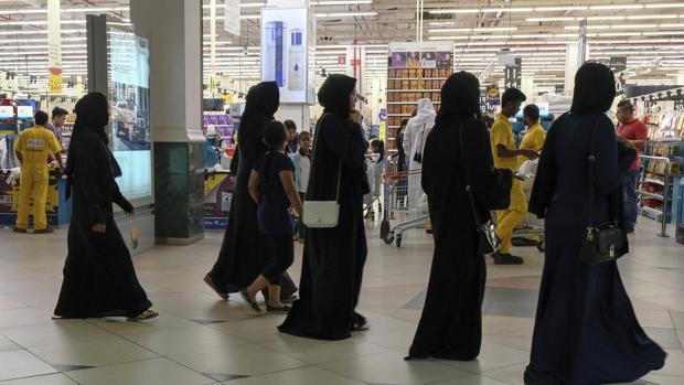 Cataríes acuden a un supermercado para comprar alimentos ante el temor de un posible desabastecimiento causado por la ruptura de relaciones entre países árabes con Catar, en Doha (Catar) EFE