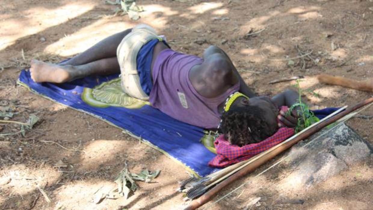 Un hombre Hadza duerme en el suelo en el norte de Tanzania