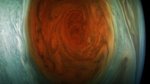 Esta imagen en color mejorado de la Gran Mancha Roja de Júpiter fue creada por el científico ciudadano Gerald Eichstädt usando datos de la cámara JunoCam
