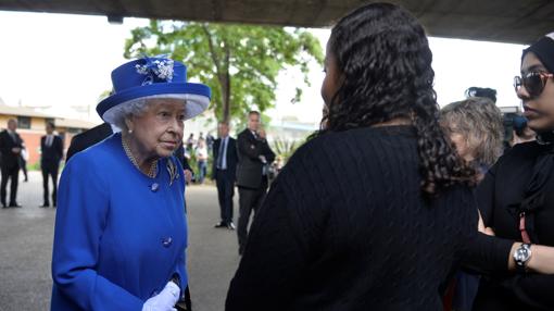 La Reina da una lección a May y visita a las víctimas de la torre incendiada en Londres